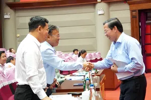 Chủ tịch UBND TPHCM Phan Văn Mãi trao đổi cùng Bí thư Thành ủy TP Thủ Đức Nguyễn Hữu Hiệp.