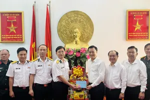 Phó Chủ tịch UBND TPHCM Bùi Xuân Cường thăm, chúc tết Lữ đoàn 125