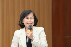 Nguyên Chủ tịch HĐND TPHCM Phạm Phương Thảo trao đổi tại hội thảo.