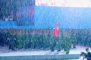 Dưới mưa, đoàn diễu binh vẫn sừng sững tiến bước
