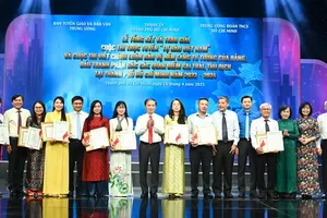 Các đồng chí Phạm Tất Thắng, Nguyễn Minh Triết, Nguyễn Mạnh Cường chúc mừng các tác giả đoạt giải Cuộc thi viết chính luận về bảo vệ nền tảng tư tưởng của Đảng tại TPHCM