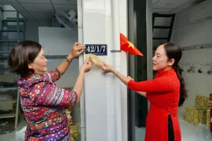 Người dân quận 1 phấn khởi nhận nhà mới trong không khí kỷ niệm ngày non sông thống nhất