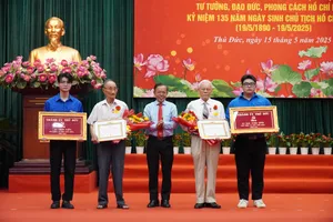 Bí thư Thành ủy TP Thủ Đức Nguyễn Hữu Hiệp trao Huy hiệu đến các đồng chí nhận Huy hiệu 75 năm tuổi Đảng