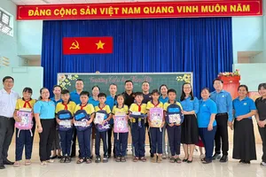 Tiếp sức cho học sinh khó khăn
