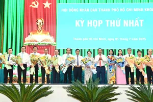 Đồng chí Nguyễn Văn Được và đồng chí Võ Văn Minh chúc mừng đại diện 15 sở, ngành thuộc UBND TPHCM