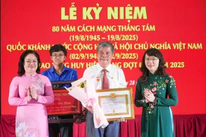 68 đảng viên phường Tân Hưng nhận Huy hiệu Đảng đợt 2-9