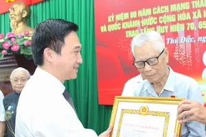 Phường Thủ Đức trao tặng Huy hiệu Đảng đến 64 đảng viên