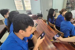 Đoàn viên thanh niên quét mã QR tham gia thi trực tuyến