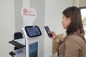 Người dân làm thủ tục trực tuyến 5 loại lệ phí theo thẩm quyền của HĐND sẽ có phí là 0 đồng. Ảnh PHƯƠNG UYÊN