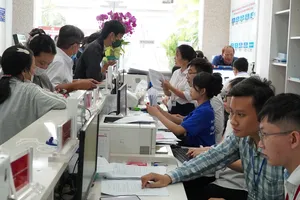 Thời gian đầu, công chức sở, ngành và đội ngũ tình nguyện hỗ trợ công chức Trung tâm Phục vụ hành chính công phường Bến Thành tiếp nhận và giải quyết TTHC của người dân