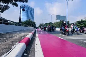 Đường Mai Chí Thọ: Xe máy được lưu thông ở làn ưu tiên xe đạp đoạn qua cầu