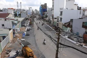 Vì sao chưa di dời được trụ điện nằm giữa đường Chu Văn An?