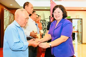 Thành ủy TPHCM gặp gỡ, tặng quà tết các Bí thư chi bộ khu phố