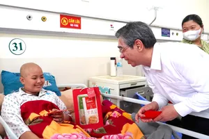 Lãnh đạo TPHCM thăm, chúc tết bệnh viện, tặng quà bệnh nhi