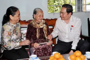 Chủ tịch Quốc hội Trần Thanh Mẫn thăm Mẹ Việt Nam Anh hùng Nguyễn Thị Hảnh