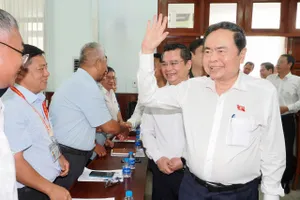 Chủ tịch Quốc hội Trần Thanh Mẫn cùng những người ứng cử ĐBQH khóa XVI - Đơn vị bầu cử số 12 tiếp xúc cử tri các xã: Bà Điểm, Hóc Môn và Xuân Thới Sơn. Ảnh: HOÀNG HÙNG