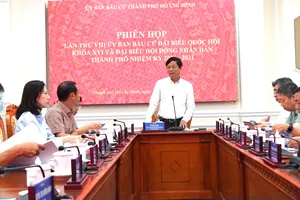 Đồng chí Võ Văn Minh, Chủ tịch HĐND TPHCM, Chủ tịch Ủy ban Bầu cử TPHCM phát biểu tại phiên họp