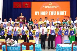 Phó Chủ tịch HĐND TPHCM Huỳnh Thanh Nhân trao chứng nhận đại biểu đến các ĐB HĐND phường Thủ Đức khoá I