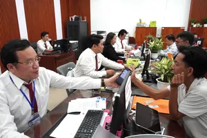Công chức Trung tâm Phục vụ hành chính công phường Tam Bình tiếp và giải quyết thủ tục hành chính cho người dân