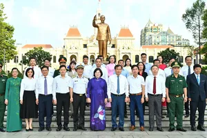 Đoàn đại biểu Trung ương và TPHCM dâng hoa tưởng nhớ Chủ tịch Hồ Chí Minh