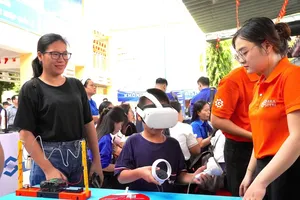 Người dân trả nghiệm các tiện ích số tại ngày hội. Ảnh: THU HƯỜNG