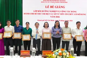 Ban tổ chức lớp học tặng giấy khen đến các học viên có thành tích xuất sắc (PHƯƠNG UYÊN)