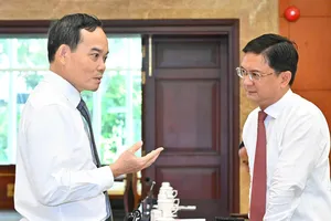 Bí thư Thành ủy TPHCM Trần Lưu Quang trao đổi cùng Phó Chủ tịch UBND TPHCM Nguyễn Mạnh Cường tại kỳ họp. Ảnh: VIỆT DŨNG