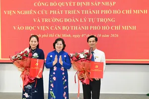 Phó Bí thư Thành ủy TPHCM Văn Thị Bạch Tuyết trao quyết định đến Giám đốc, Phó Giám đốc Học viện Cán bộ TPHCM. Ảnh: VIỆT DŨNG