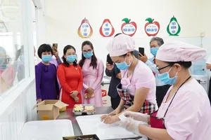 Các đại biểu tham quan khu vực bếp ăn và quy trình lưu mẫu thức ăn tại Trường mầm non Hoa Hồng (Ảnh: BẢO THANH)