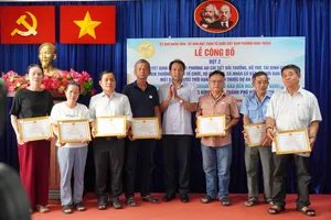 Chủ tịch UBND phường Bình Trưng Nguyễn Chí Thanh trao quyết định đến các hộ dân. Ảnh: BẢO HÂN