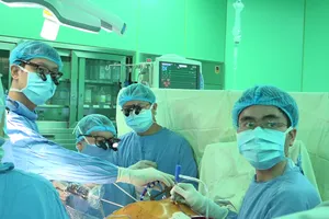 Các bác sĩ tiến hành phẫu thuật huật bắc cầu động mạch vành ít xâm lấn