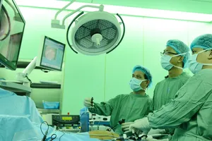 Các bác sĩ đang tiến hành mổ nội soi cắt gan