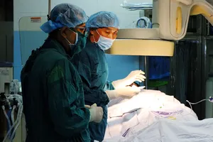 Các bác sĩ đang tiến hành phẫu thuật