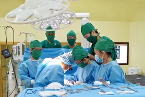 Ê kíp thực hiện phẫu thuật