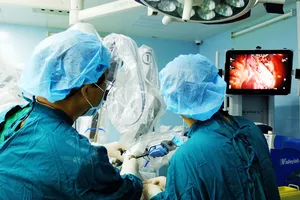 Các bác sĩ đang tiến hành phẫu thuật 