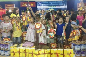 Mang trung thu đến sớm với trẻ em mồ côi Tam Bình