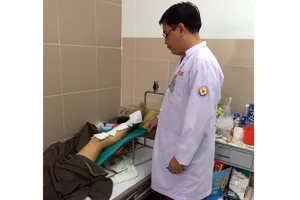 Bác sĩ đang thăm khám cho chị D.