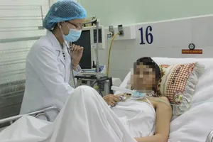 Bác sĩ đang thăm khám cho chị Ng.Th.Th.L.