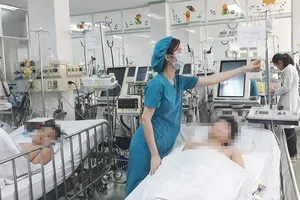 Bác sĩ đang chăm sóc và điều trị cho bệnh nhi