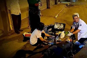 Các bác sĩ Trung tâm cấp cứu 115 xử lý 1 ca tai nạn giao thông. Ảnh: Trung tâm cấp cứu 115