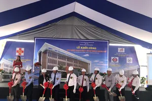 Các đại biểu thực hiện nghi lễ khởi công