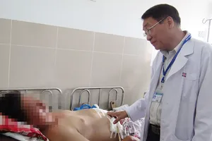 Bác sĩ đang thăm khám cho bệnh nhân