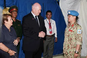 Toàn quyền Australia thăm Bệnh viện Dã chiến cấp 2