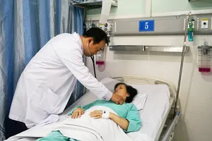 Bác sĩ đang thăm khám cho bệnh nhân