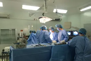 Các bác sĩ tiến hành phẫu thuật cho bệnh nhân