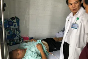 Bác sĩ thăm khám bệnh nhân sau phẫu thuật