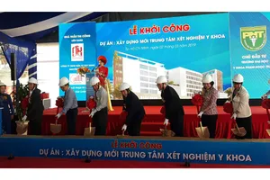 các đại biểu thực hiện nghi thức khởi công