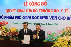 Thứ trưởng Bộ Y tế Nguyễn Viết Tiến trao Quyết định bổ nhiệm Bác sĩ CK2 Nguyễn Tri Thức