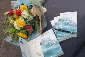 Tuyển tập bút ký, phóng sự "Mùa con sóng dữ" do Nhà xuất bản Hội Nhà văn phát hành