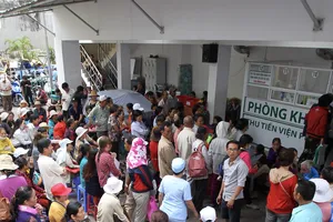 Bệnh nhân xếp hàng chờ khám bệnh ở BV Ung bướu TPHCM